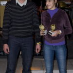 Ο αντιπρόεδρος του συλλόγου Μαυριγιαννάκης Στέλιος απονέμει αναμνηστικές πλακέτες στις αδελφές Κορακοβούνη Όλγα & Καλλιόπη για την κατάκτηση της 3ης θέσης στο πανελλήνιο πρωτάθλημα νεανίδων. Λόγω της απουσίας της "μεγάλης" αδελφής, τα έπαθλα τα παρέλαβε η "μικρή" Όλγα.