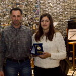 Ο Αντιπρόεδρος του συλλόγου Μαυριγιαννάκης Στέλιος βραβεύει την πρωταθλήτρια Κρήτης Βακαλοπούλου Μυρσίνη