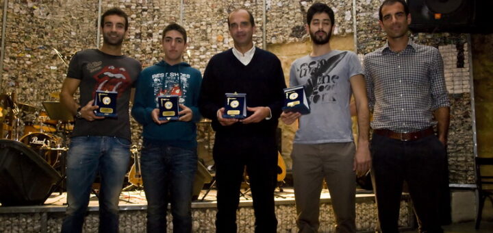 Το μέλος του ΔΣ Ξέρας Νικόλαος, βραβεύει την ομάδα του συλλόγου που πηρε την 1η θέση στο διασυλλογικό τουρνουά όπου αποτελούταν από τους Λίτο Μπάμπη, Μιχελάκη Γιώργο, Χατζηδαμιανού Δαμιανό και Αλεξιάδη Αλέξανδρο. Λόφω της απουσίας του Αλέξανδρου, το βραβείο το παρέλαβε ο πατέρας τους Σέργιος.