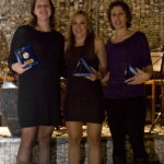 Η Αντιγόνη Σηφαλάκη, μέλος τους ΔΣ του συλλόγου, βραβεύει τις τρεις πρώτες αθλήτριες σύμφωνα με την βαθμολογία του συλλόγου (Βρανά Ελένη, Τζουβαδάκη Χριστίνα και Λειβαδιτάκη Ελένη)