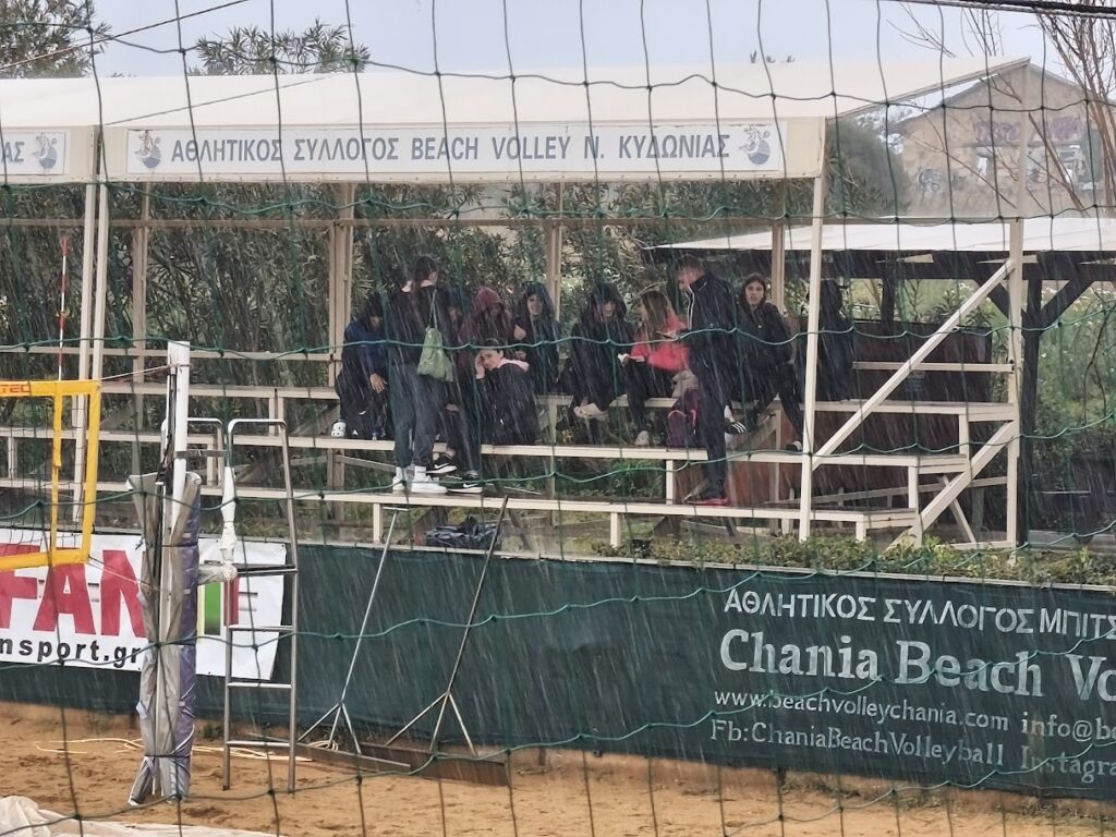 Μάχη με τα στοιχεία της φύσης στο Chania Beach Queens 1 Chania Beach Queens rain